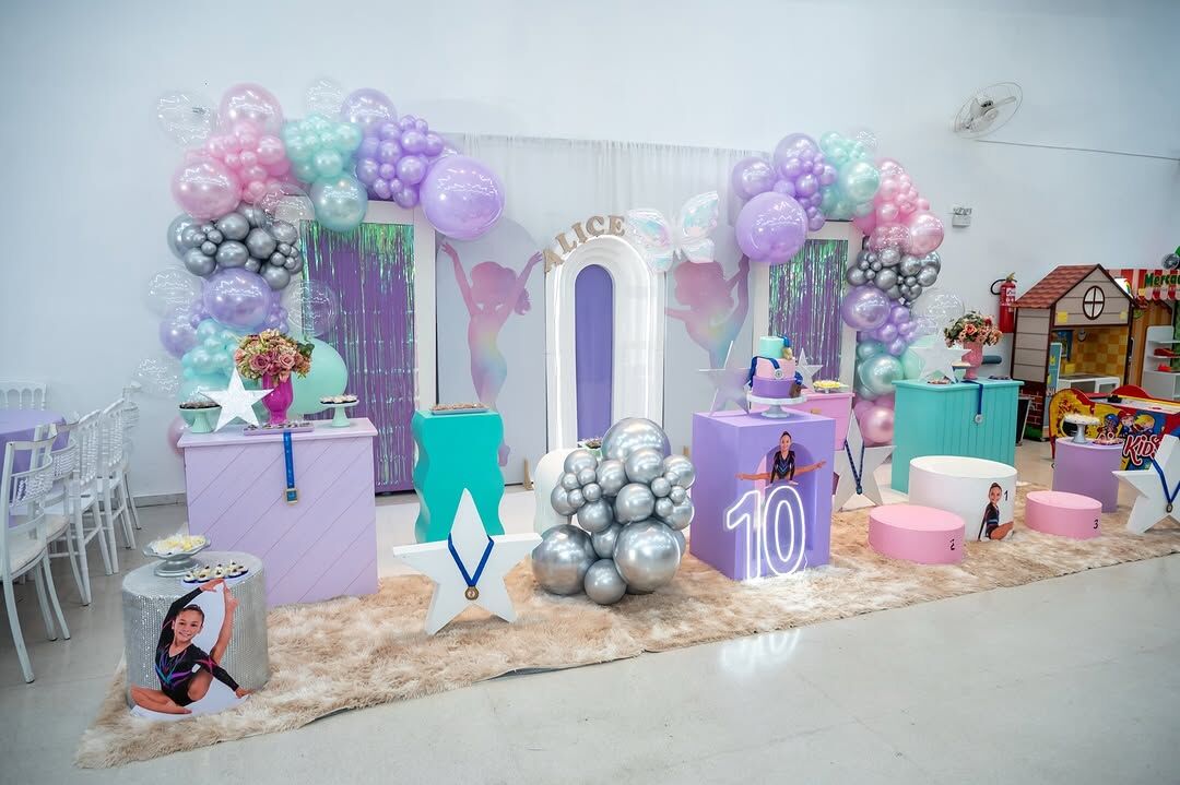 Decoração de festa em tons de lilás e prata