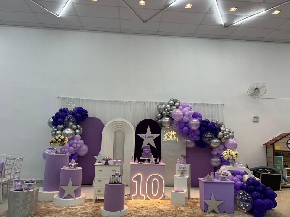 Salão decorado em roxo e prata para aniversário