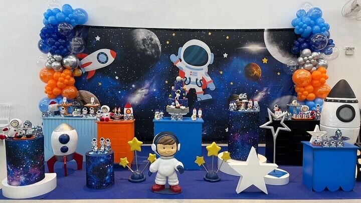 Decoração de festa com tema espacial montada no salão do Festança